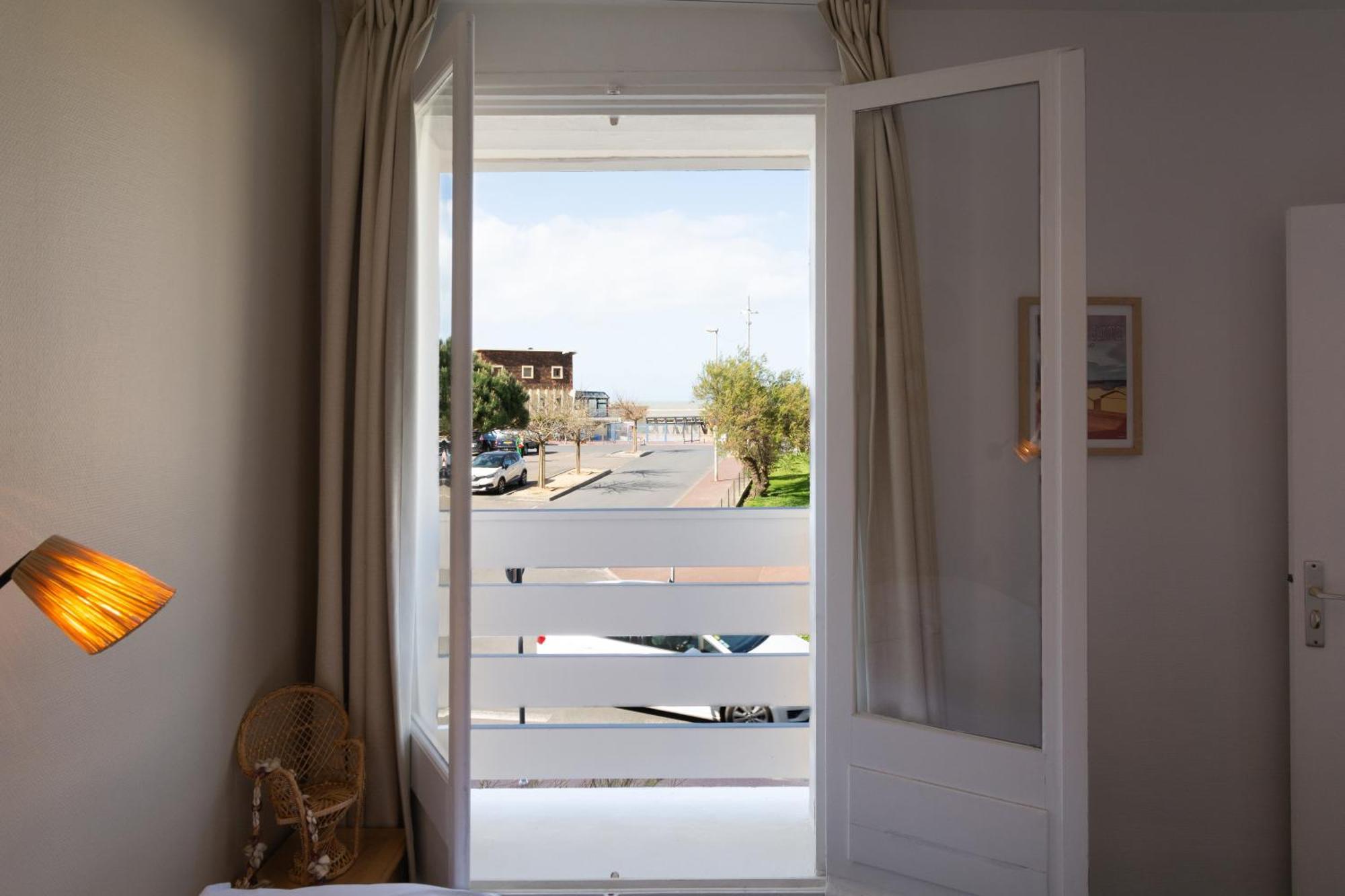 Hotel De La Plage Courseulles-sur-Mer Exteriör bild